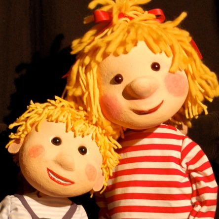 Abbildung der Figur Conny mit ihrem kleinen Bruder